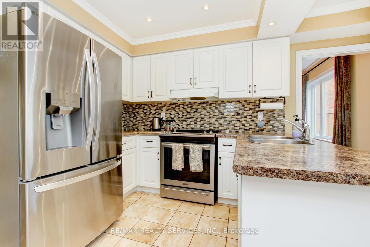 28 Chickadee Crescent, Brampton, ON - Indoor Photo Showing Kitchen With Stainless Steel Kitchen With Double Sink With Upgraded Kitchen