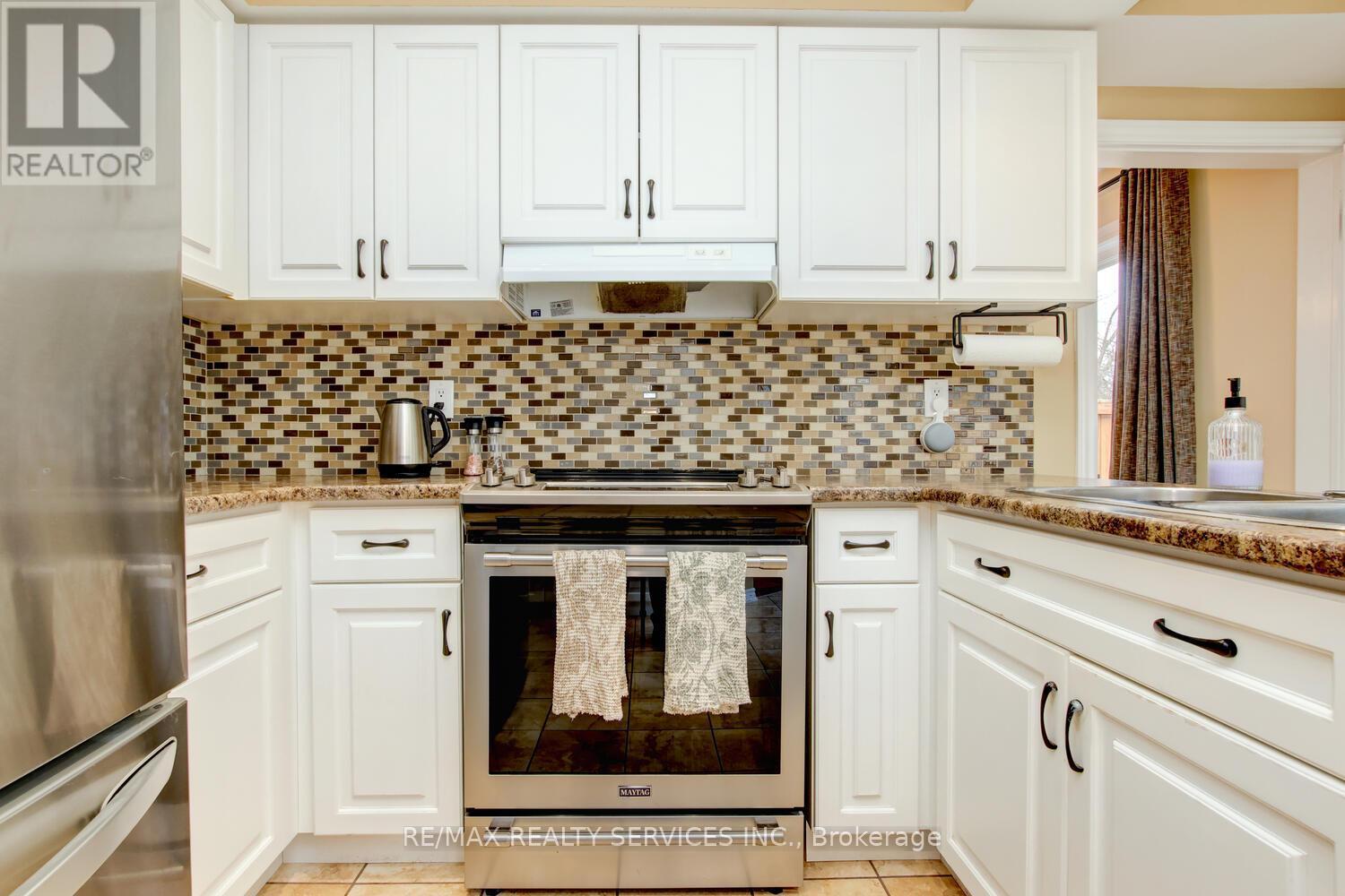 28 Chickadee Crescent, Brampton, ON - Indoor Photo Showing Kitchen With Upgraded Kitchen