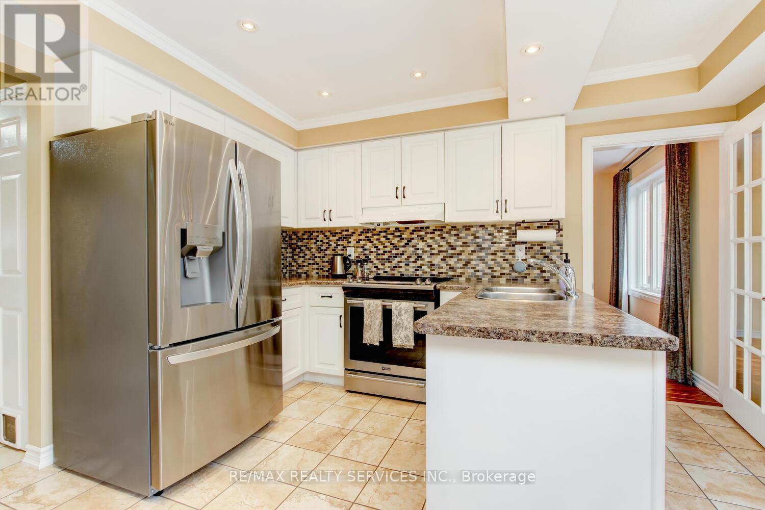 28 Chickadee Crescent, Brampton, ON - Indoor Photo Showing Kitchen With Stainless Steel Kitchen With Double Sink With Upgraded Kitchen
