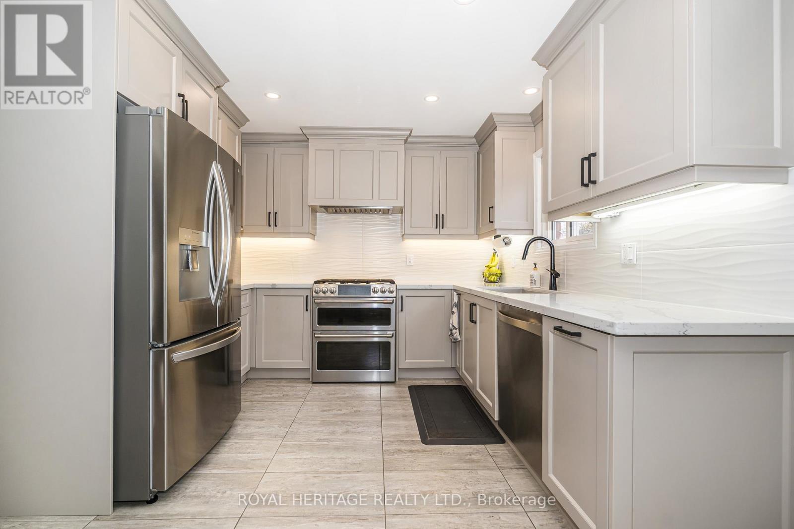 525 Sundown Crescent, Pickering, ON - Indoor Photo Showing Kitchen With Stainless Steel Kitchen With Upgraded Kitchen