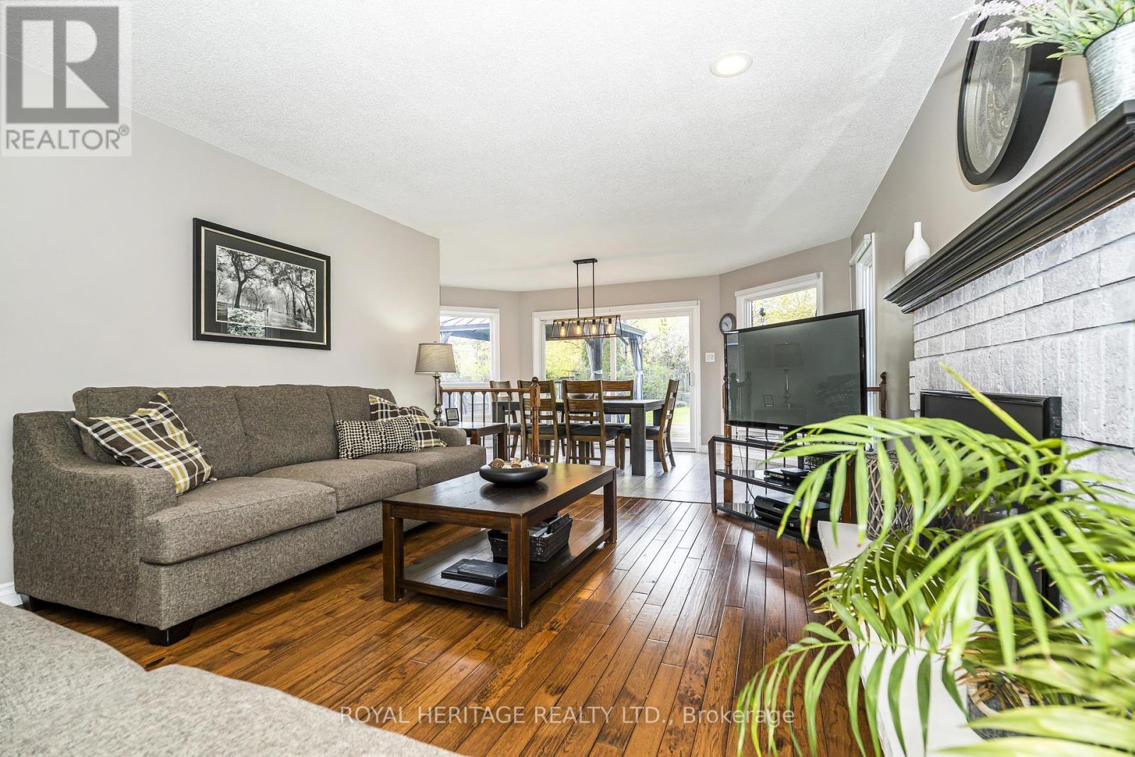 View 3 - 525 Sundown Crescent, Pickering, ON - Indoor Photo Showing Living Room