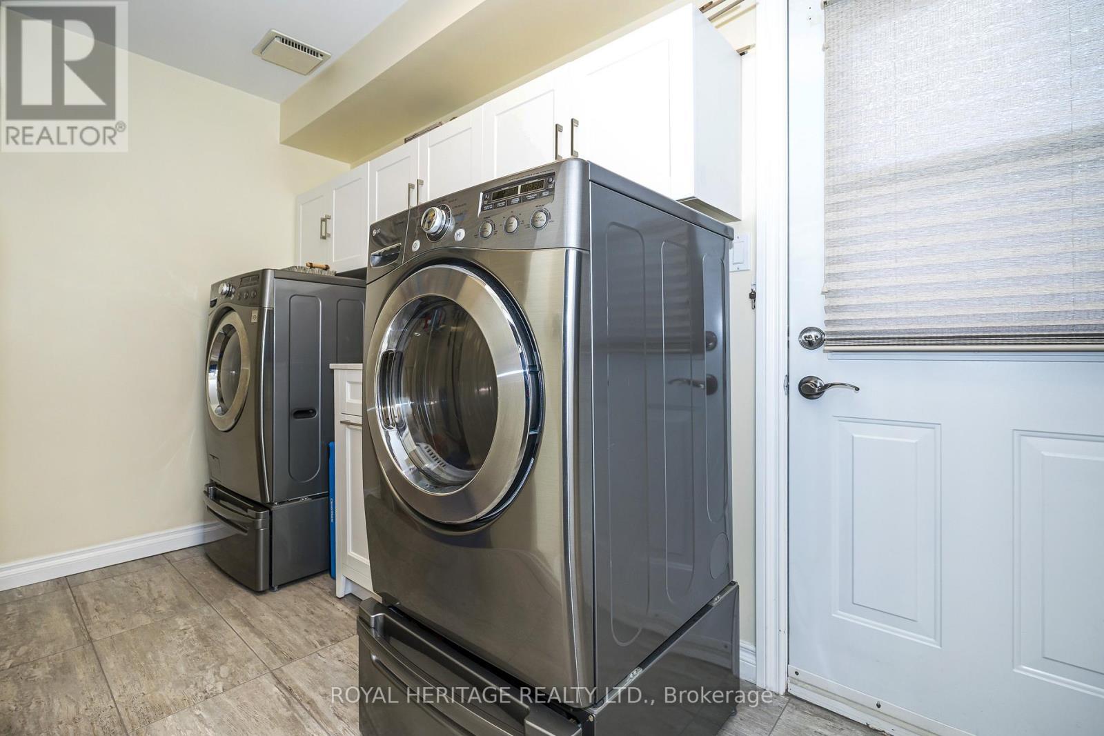 Main floor laundry - 525 Sundown Crescent, Pickering, ON - Indoor Photo Showing Laundry Room