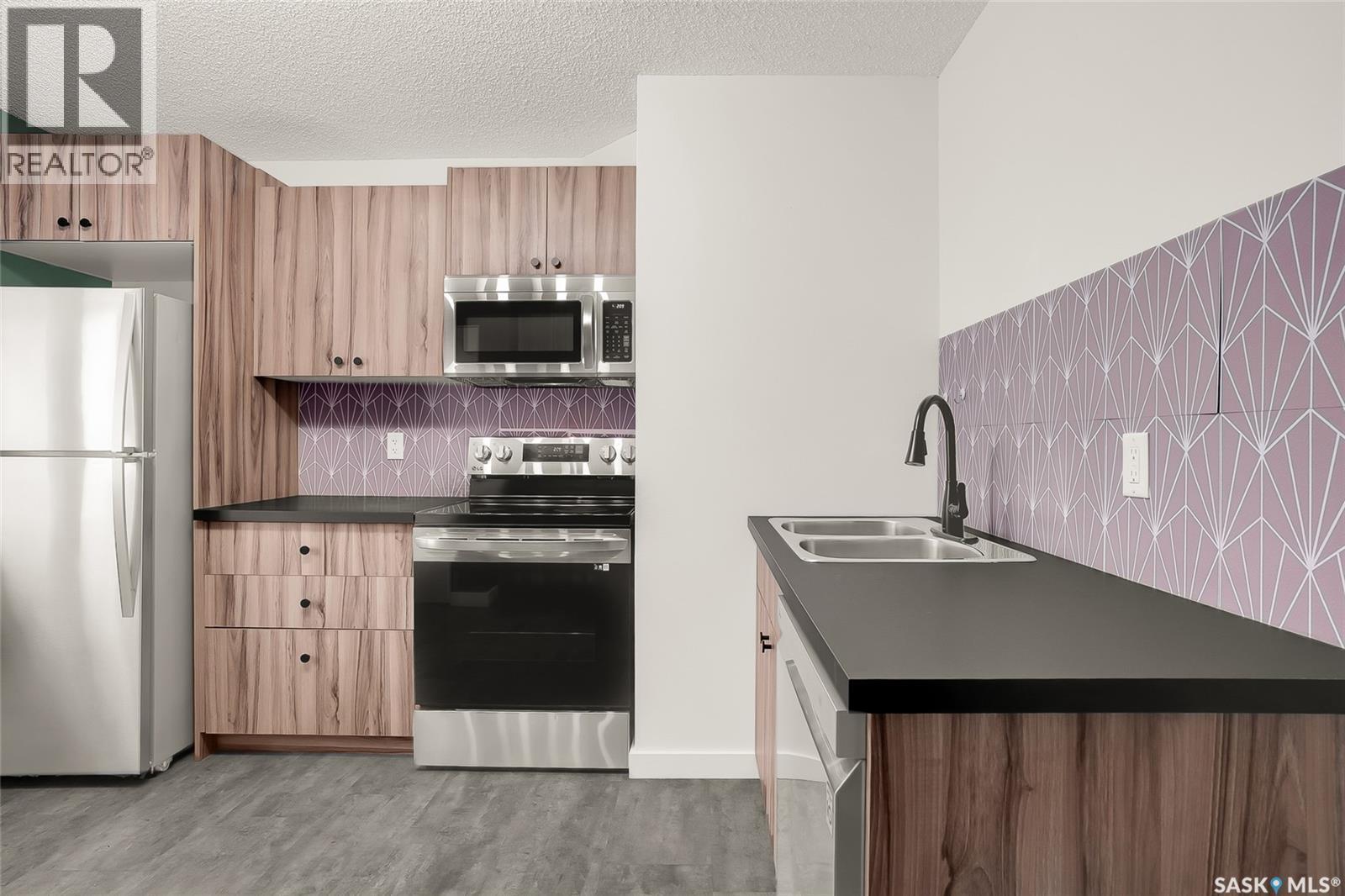 1917 Cairns Avenue, Saskatoon, SK - Indoor Photo Showing Kitchen With Double Sink