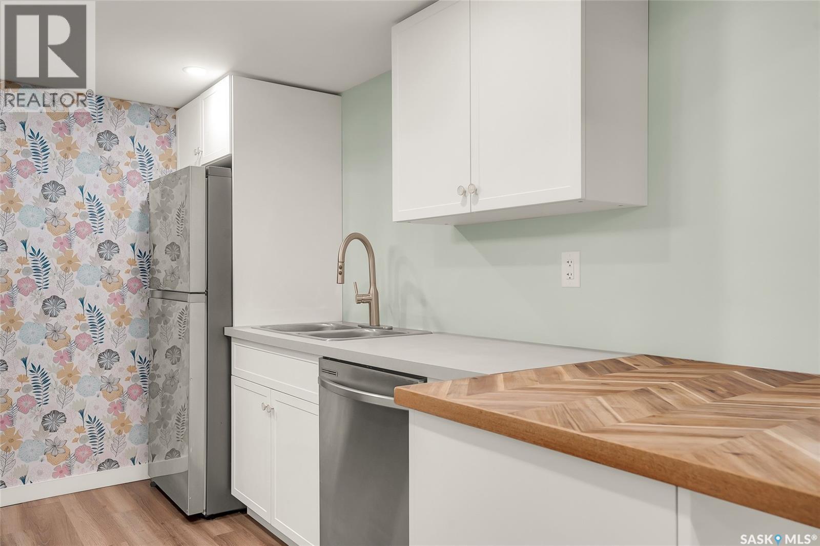 1917 Cairns Avenue, Saskatoon, SK - Indoor Photo Showing Kitchen With Double Sink