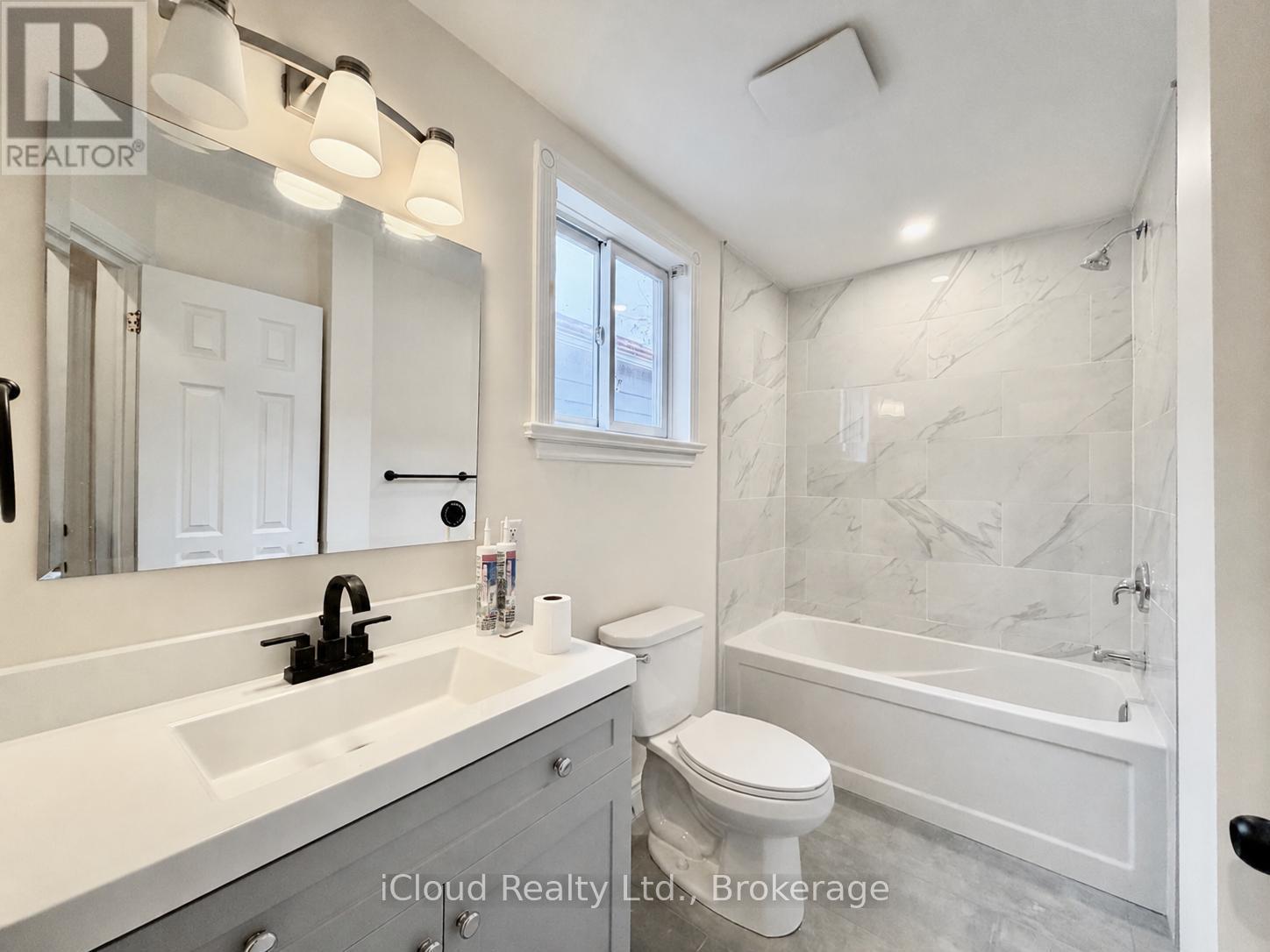 405 Upper Wentworth Street, Hamilton, ON - Indoor Photo Showing Bathroom