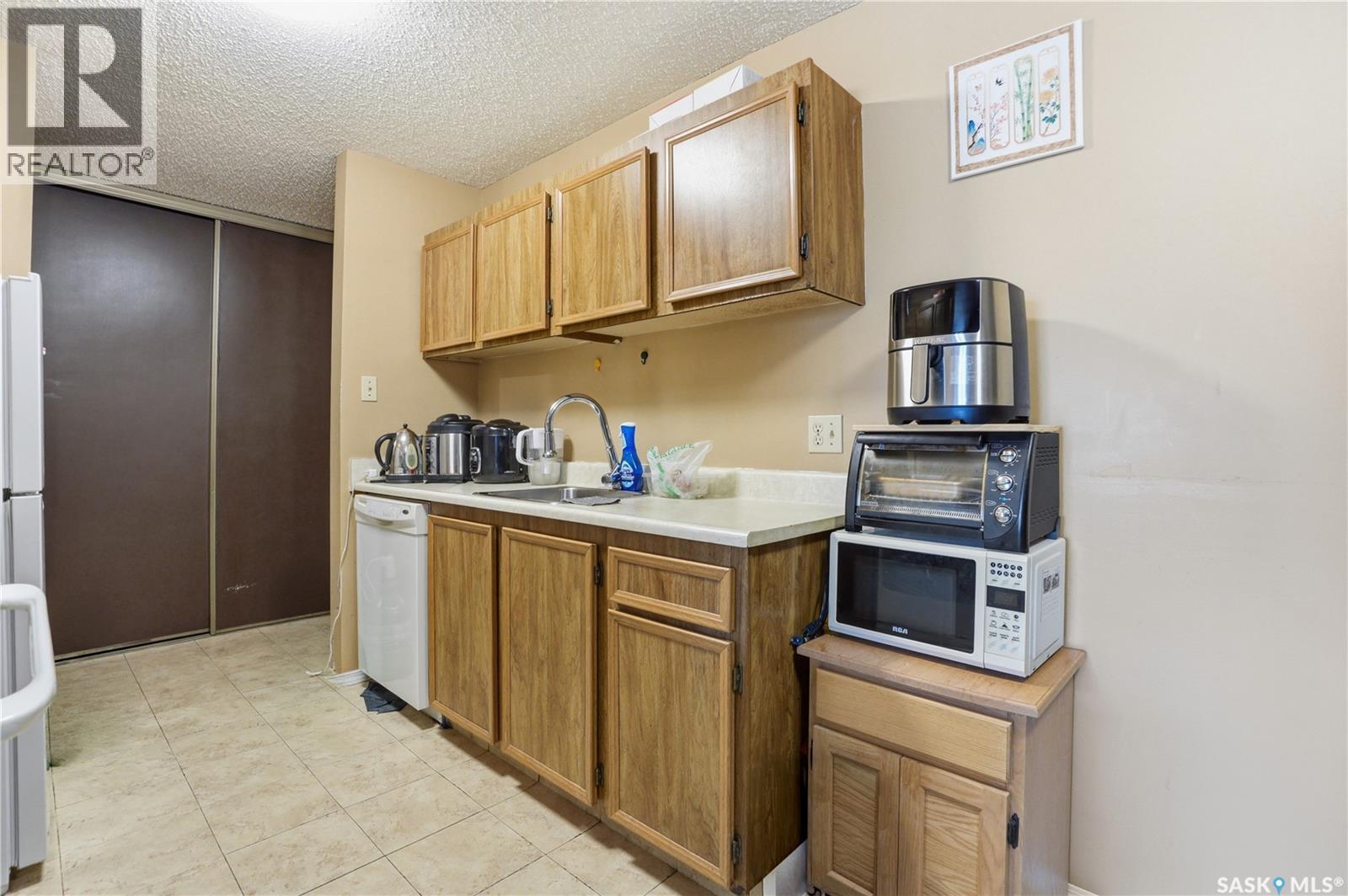 214A 4040 8Th Street E, Saskatoon, SK - Indoor Photo Showing Kitchen With Double Sink