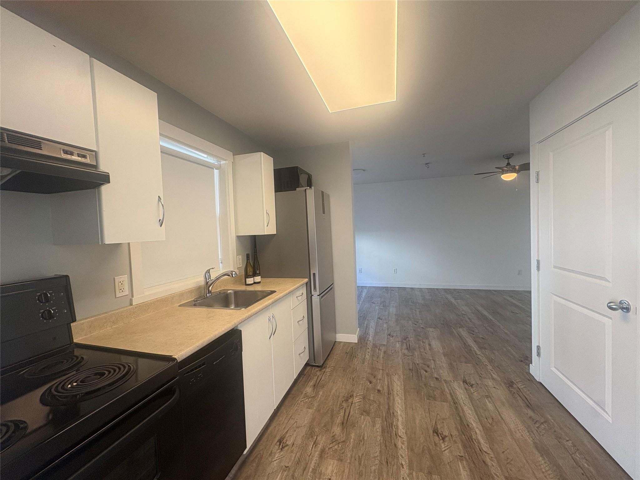 105-1481 Glenmore Road, Kelowna, BC - Indoor Photo Showing Kitchen