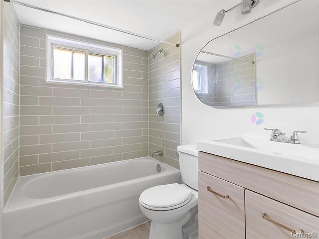 Bathroom - 1010A Rue Ridgewood, Laval (Chomedey), QC - Indoor Photo Showing Bathroom