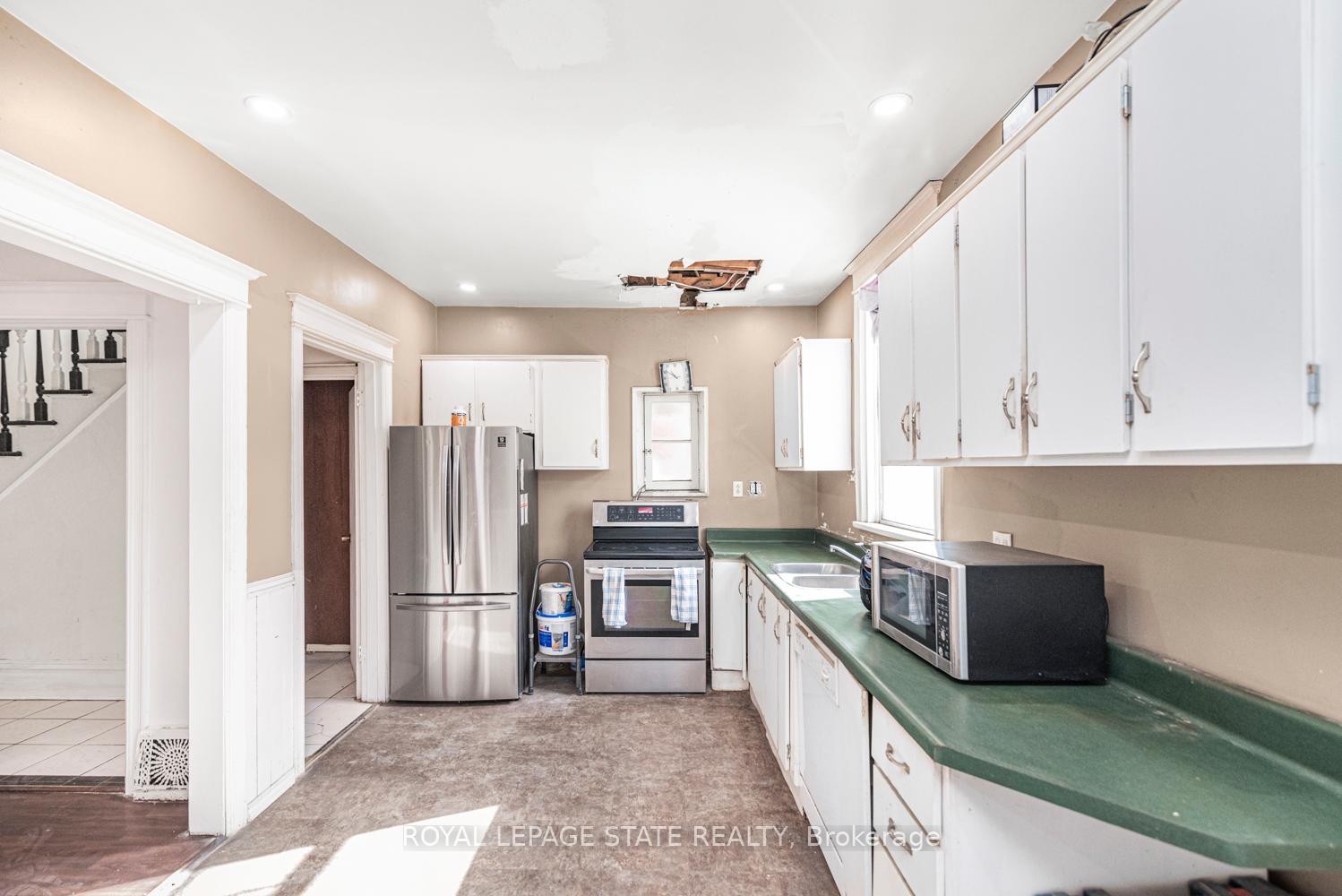 39 Arthur Avenue N, Hamilton, ON - Indoor Photo Showing Kitchen