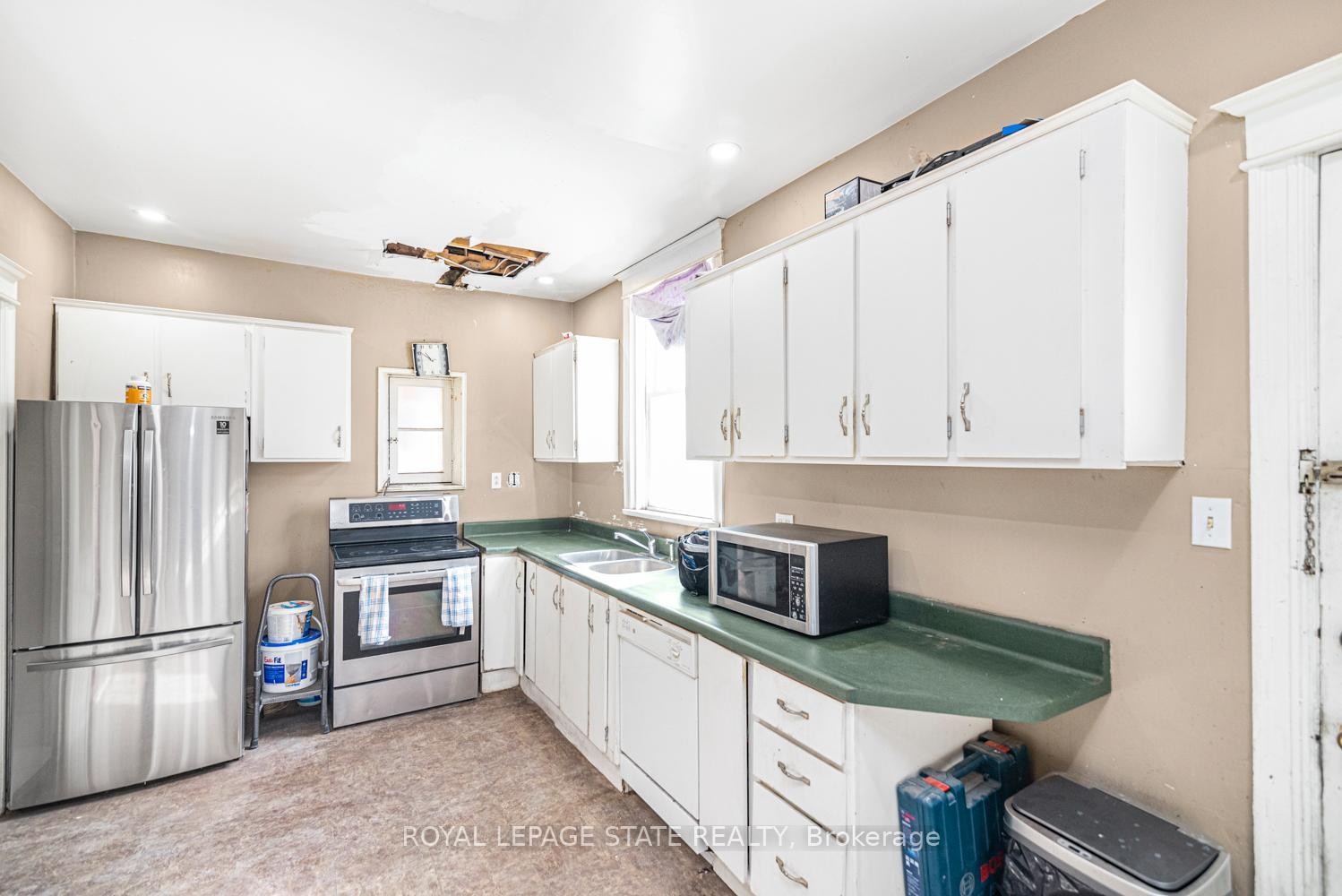 39 Arthur Avenue N, Hamilton, ON - Indoor Photo Showing Kitchen With Double Sink
