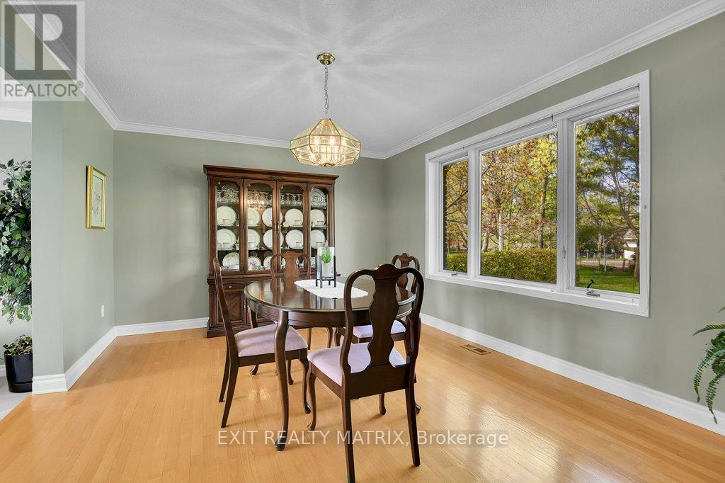 Fantastic sized dining room for entertaining. - 1340 Cuthbert Way, Ottawa, ON - Indoor Photo Showing Dining Room
