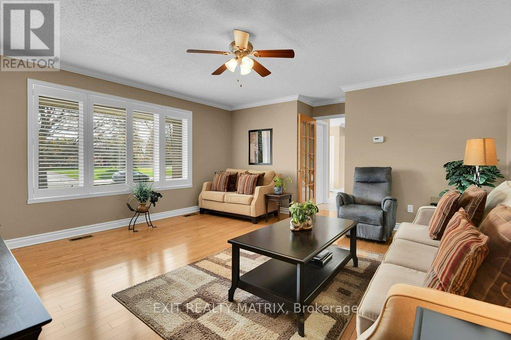 1340 Cuthbert Way, Ottawa, ON - Indoor Photo Showing Living Room