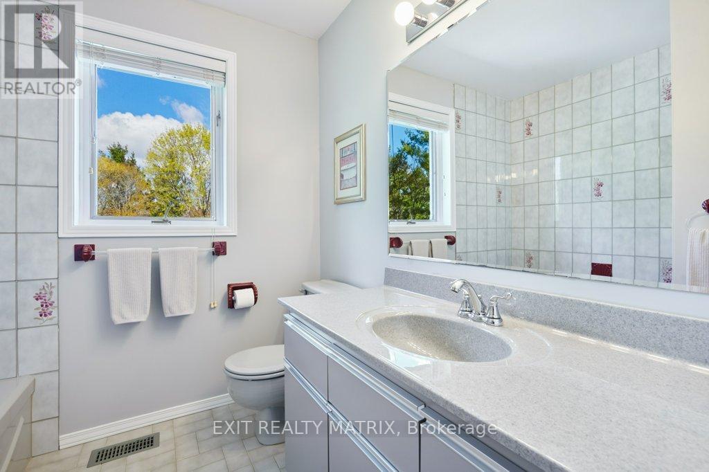 Second level full bath. - 1340 Cuthbert Way, Ottawa, ON - Indoor Photo Showing Bathroom