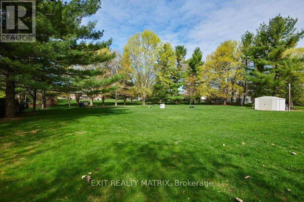 0.775 acres with lots of privacy. - 1340 Cuthbert Way, Ottawa, ON - Outdoor