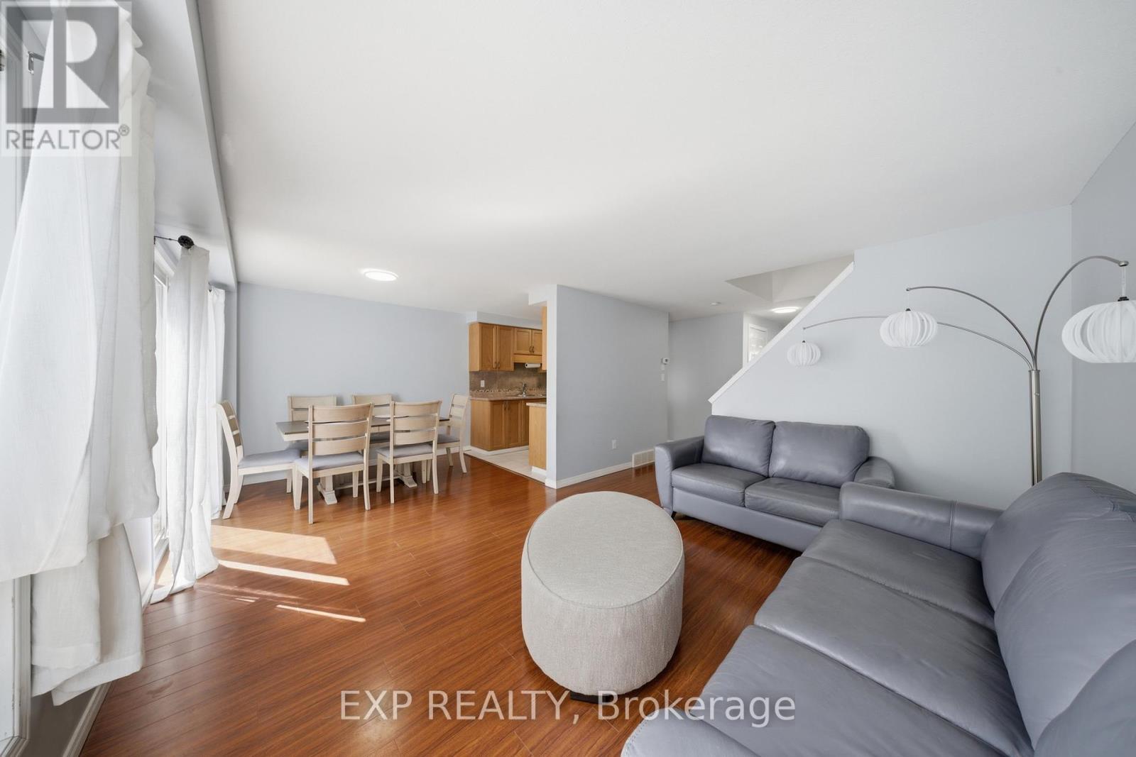 18 Prosperity Drive, Kitchener, ON - Indoor Photo Showing Living Room