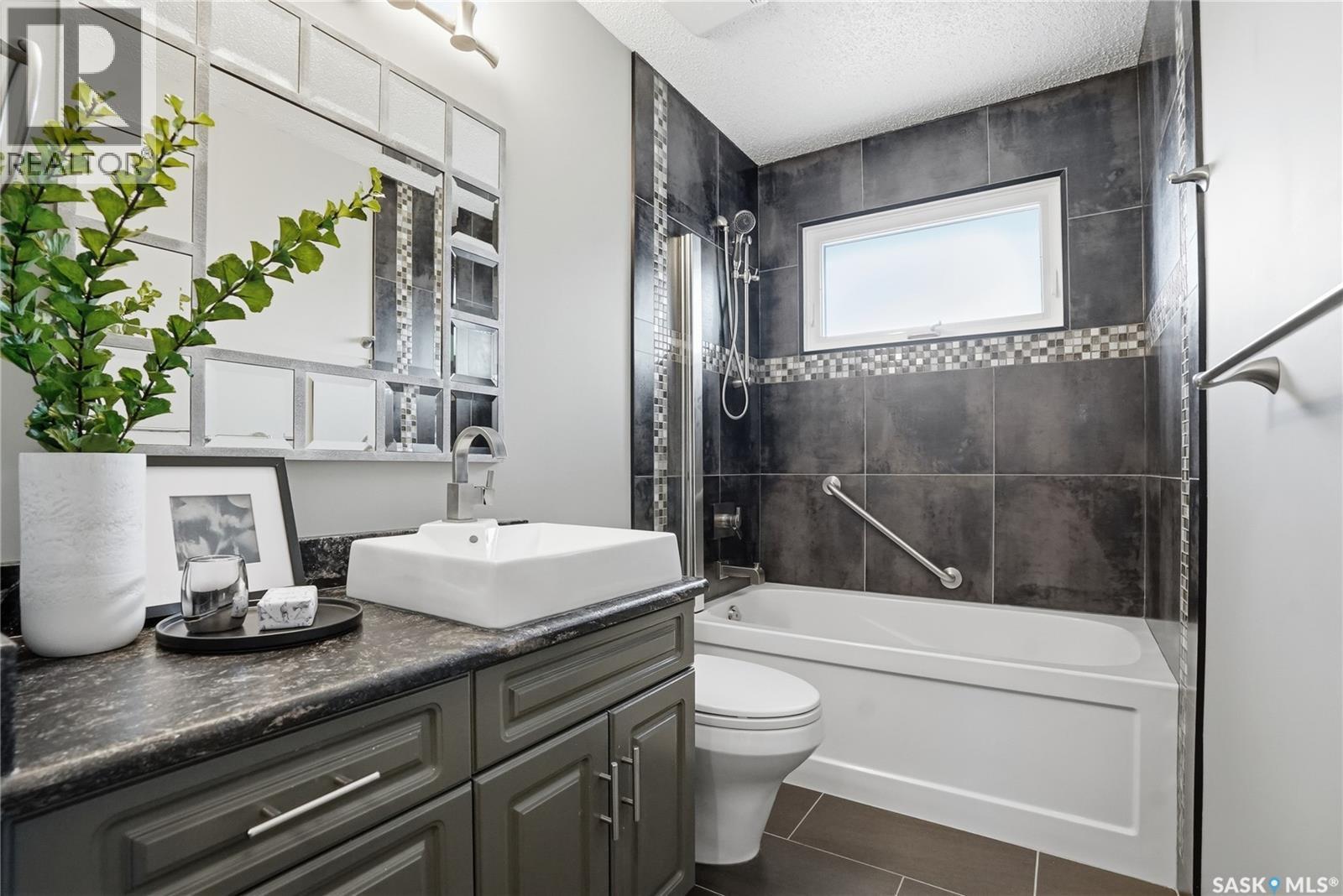36 Morris Drive, Saskatoon, SK - Indoor Photo Showing Bathroom