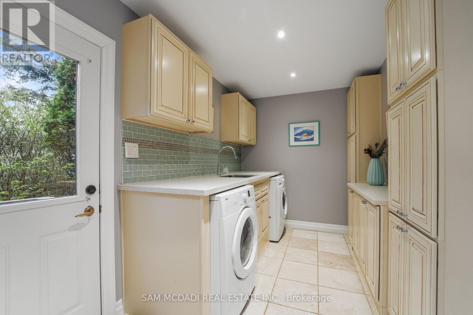 495 Meadow Wood Road, Mississauga, ON - Indoor Photo Showing Laundry Room