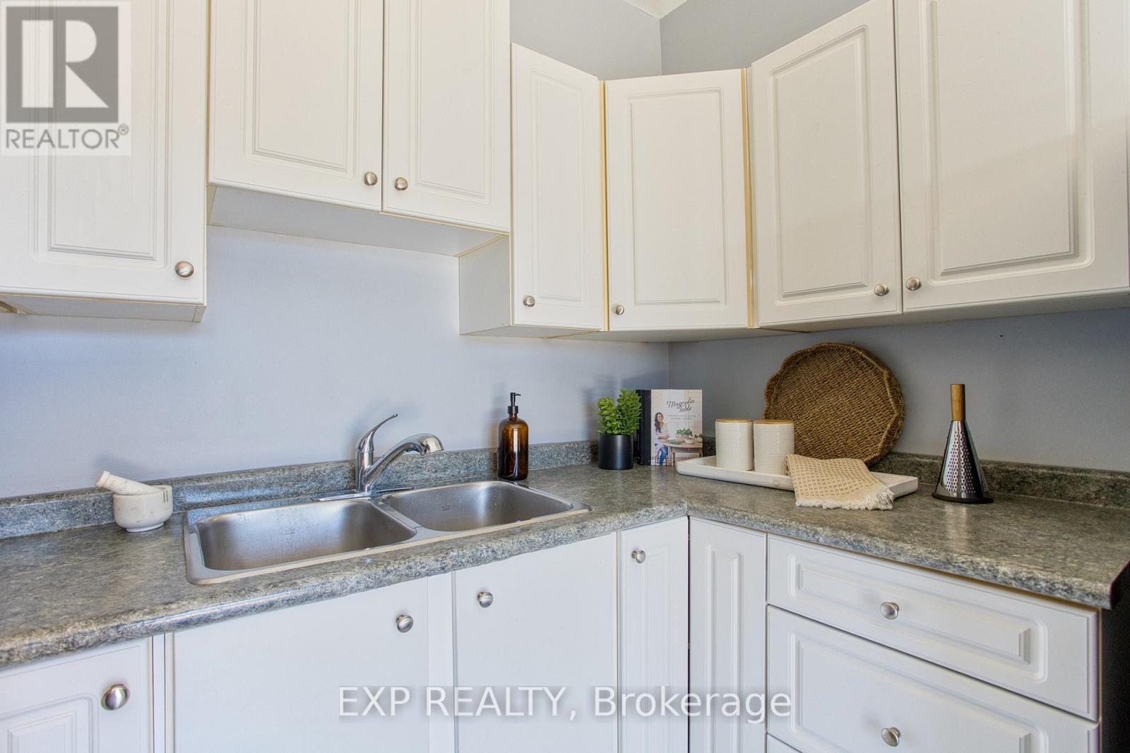 292 Fairfield Avenue, Hamilton, ON - Indoor Photo Showing Kitchen With Double Sink