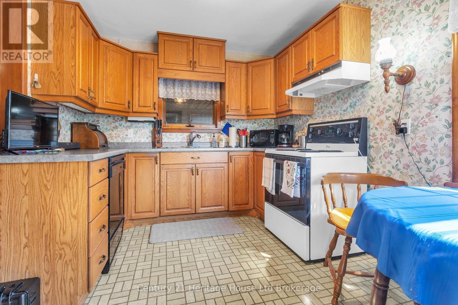 88 Potters Road, Tillsonburg, ON - Indoor Photo Showing Kitchen