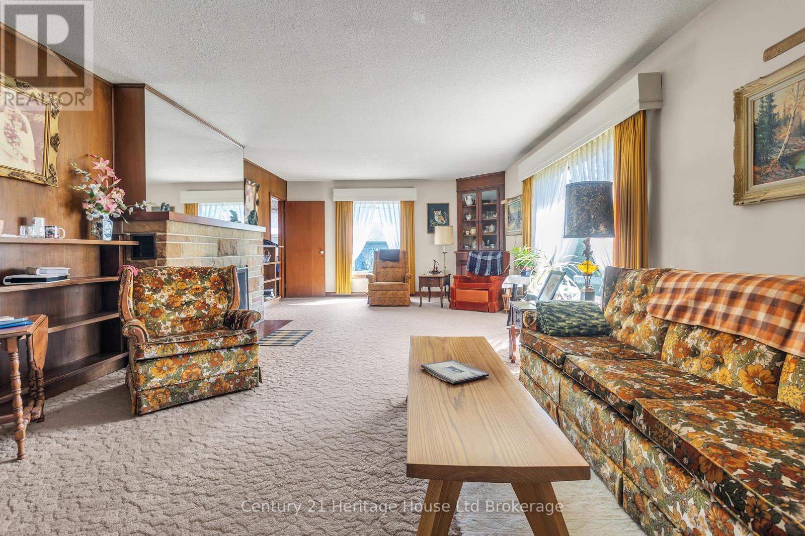 88 Potters Road, Tillsonburg, ON - Indoor Photo Showing Living Room