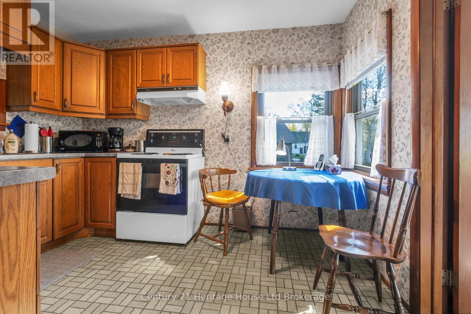 88 Potters Road, Tillsonburg, ON - Indoor Photo Showing Kitchen