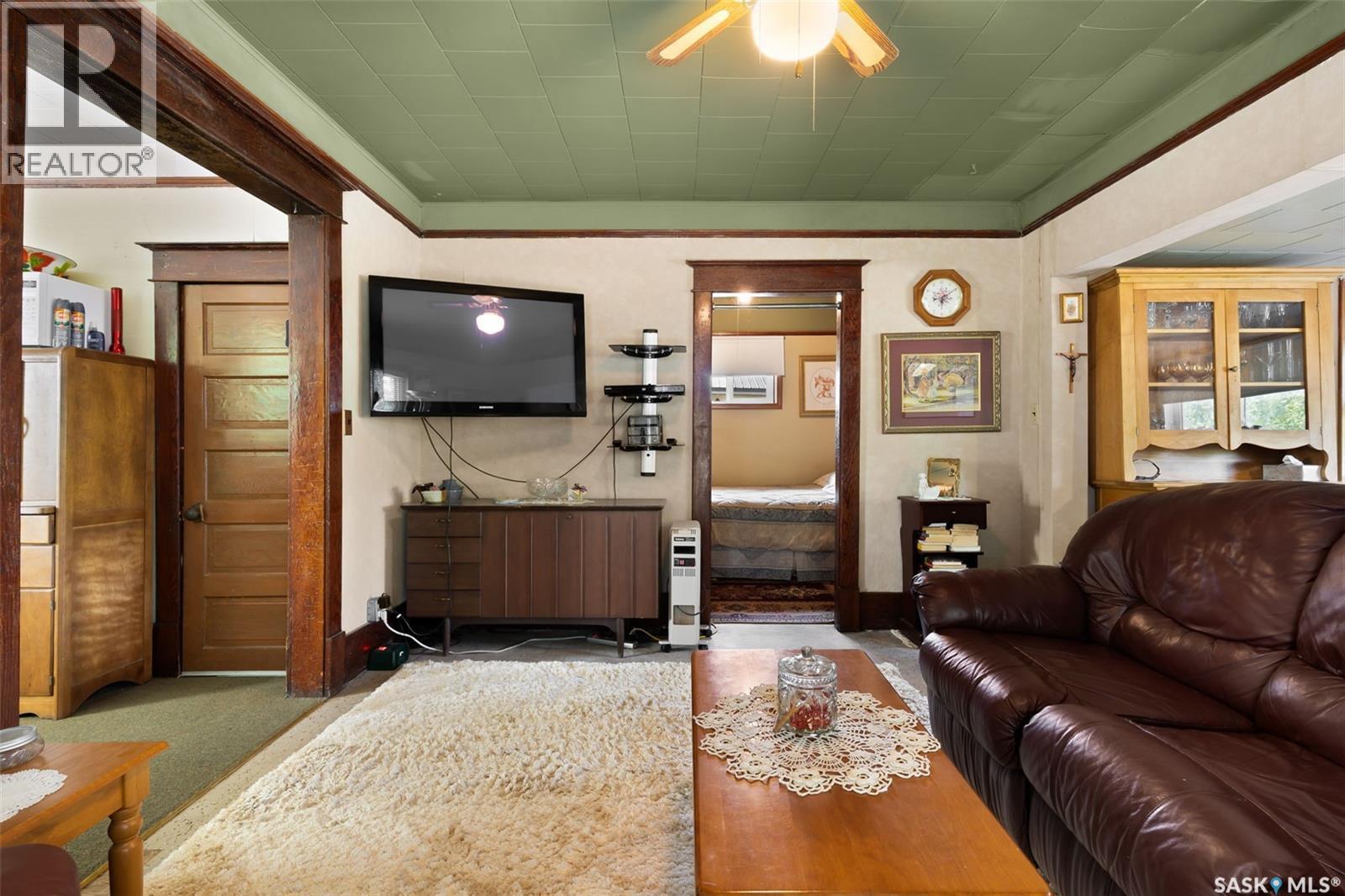 105 6Th Street, Etters Beach, SK - Indoor Photo Showing Living Room