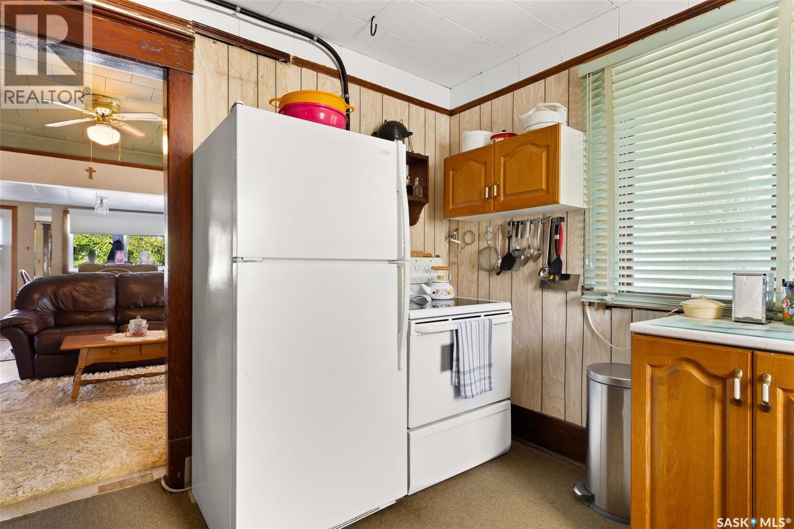 105 6Th Street, Etters Beach, SK - Indoor Photo Showing Kitchen