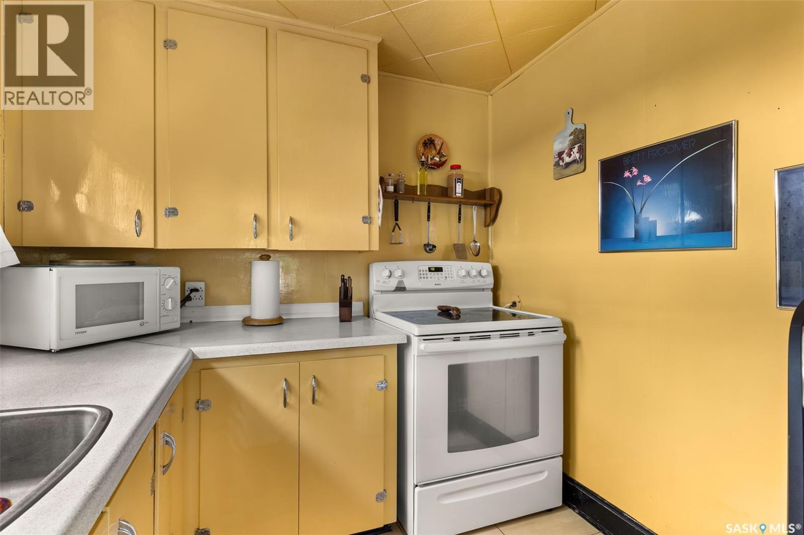 223 2Nd Street E, Regina Beach, SK - Indoor Photo Showing Kitchen