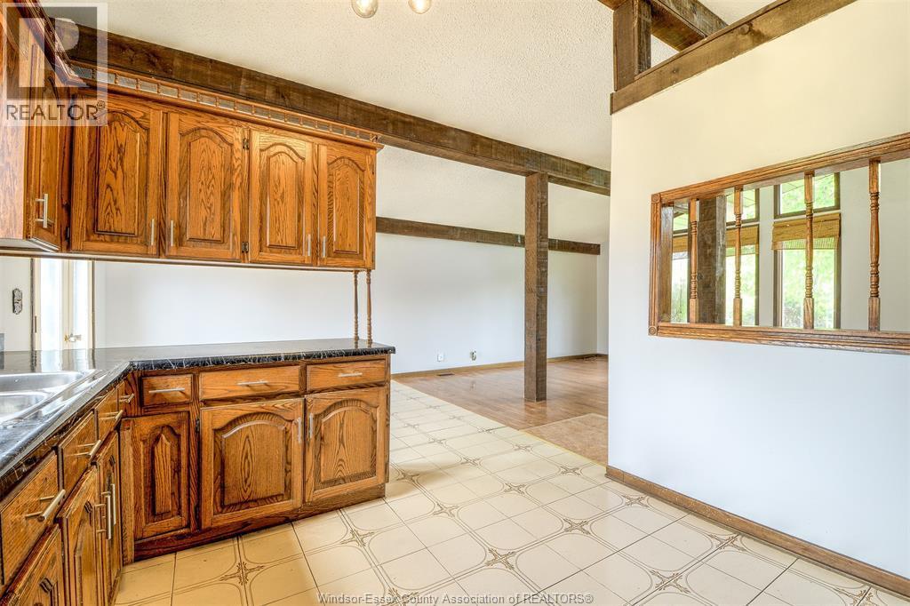204 Pearson Drive, Harrow, ON - Indoor Photo Showing Kitchen