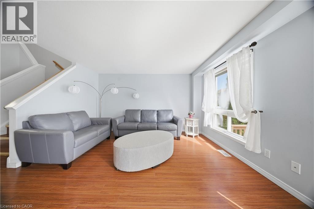 18 Prosperity Drive, Kitchener, ON - Indoor Photo Showing Living Room