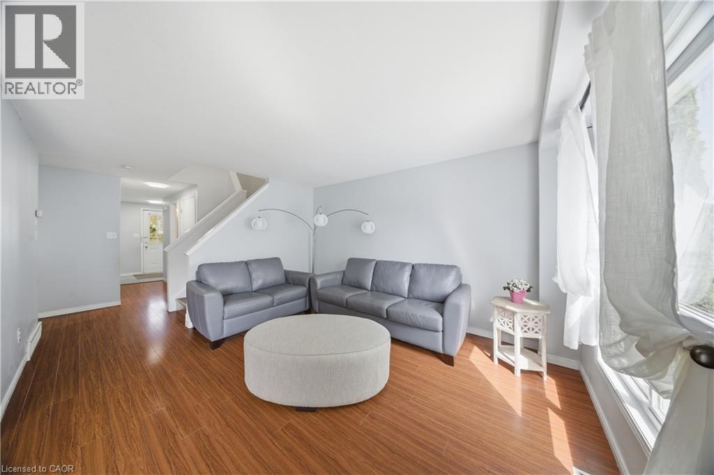 18 Prosperity Drive, Kitchener, ON - Indoor Photo Showing Living Room