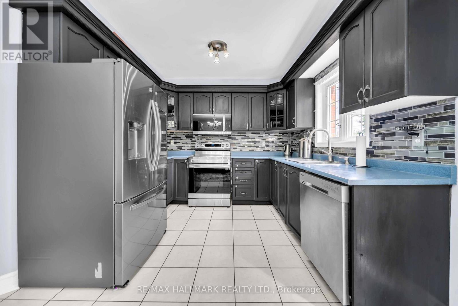 96 Olympia Crescent, Brampton, ON - Indoor Photo Showing Kitchen With Double Sink With Upgraded Kitchen