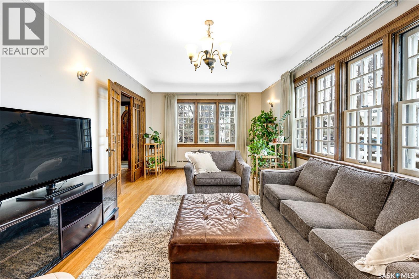 1325 Elliott Street, Saskatoon, SK - Indoor Photo Showing Living Room