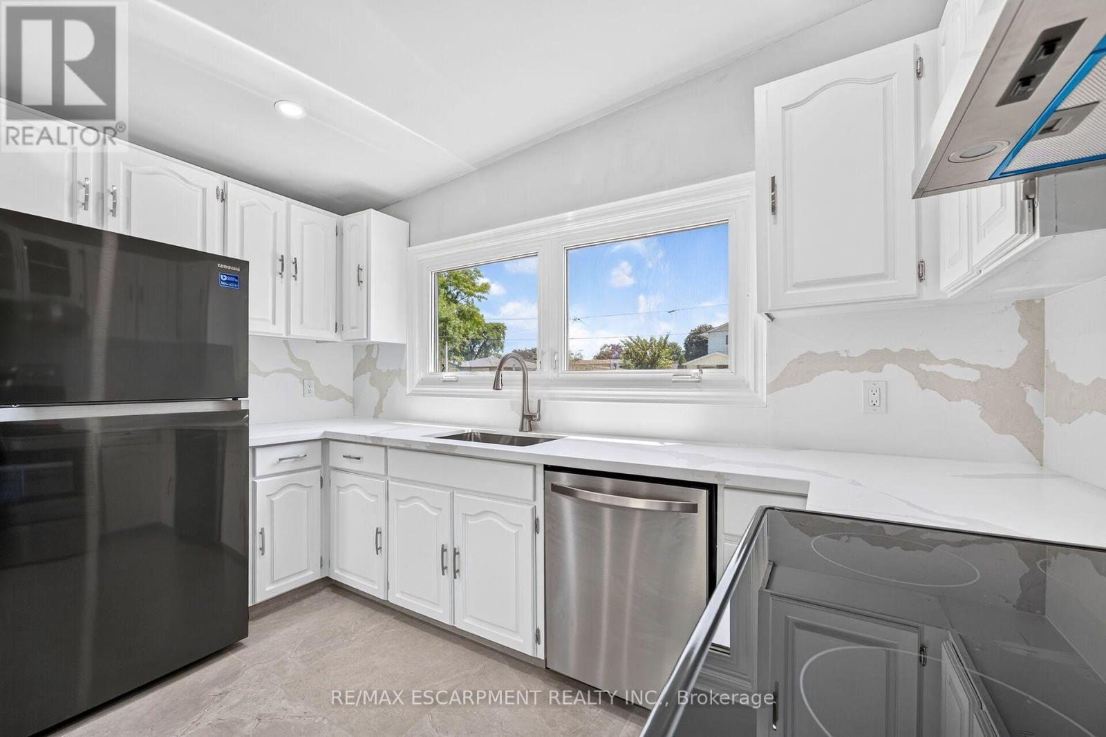 96 Fielding Crescent, Hamilton, ON - Indoor Photo Showing Kitchen