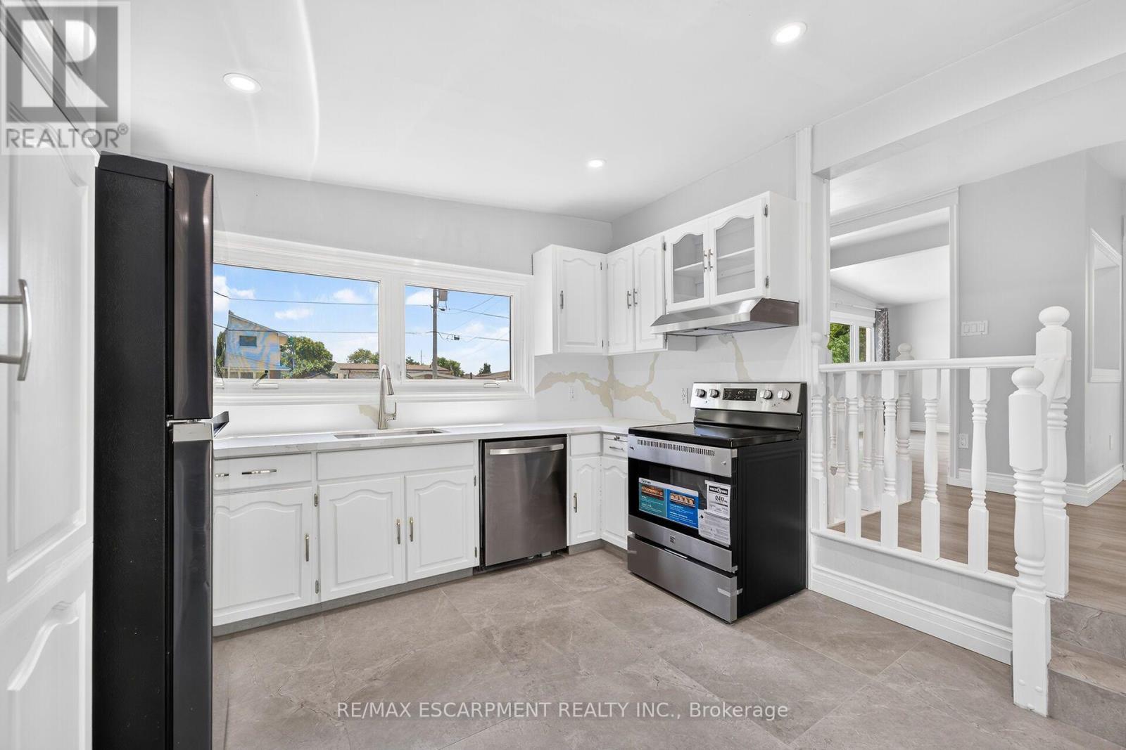 96 Fielding Crescent, Hamilton, ON - Indoor Photo Showing Kitchen