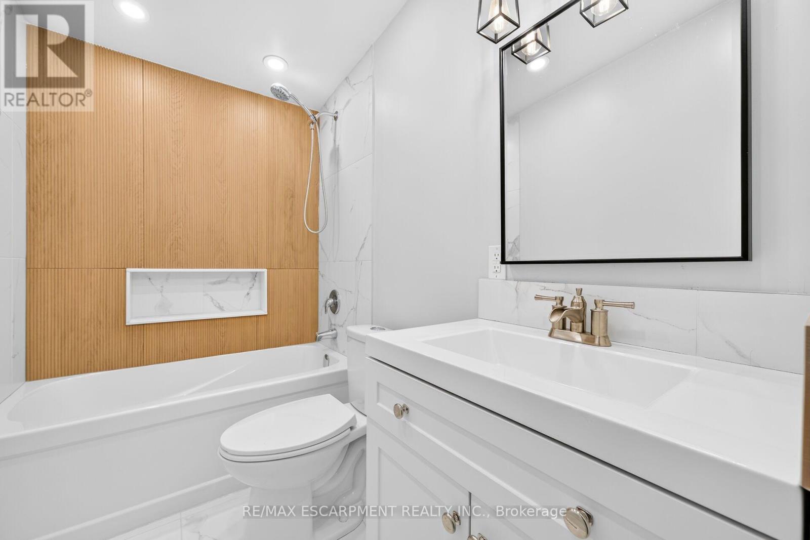 96 Fielding Crescent, Hamilton, ON - Indoor Photo Showing Bathroom