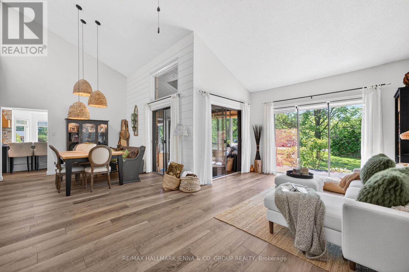 1214 Upton Road, Ottawa, ON - Indoor Photo Showing Living Room