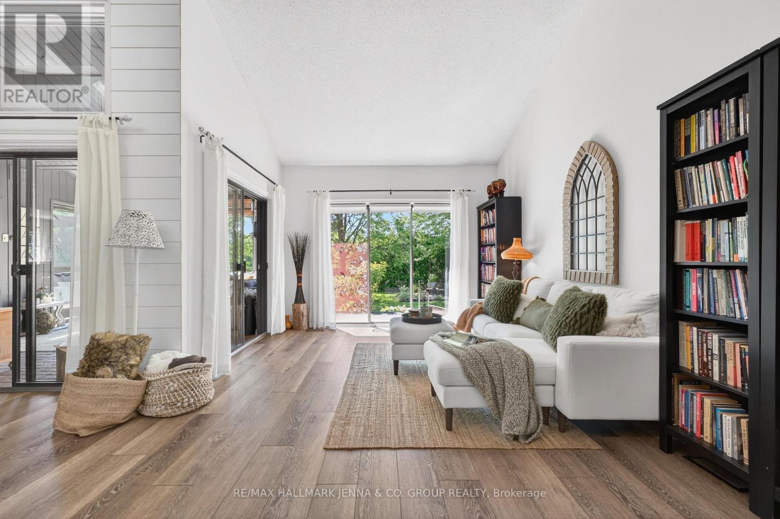 1214 Upton Road, Ottawa, ON - Indoor Photo Showing Living Room