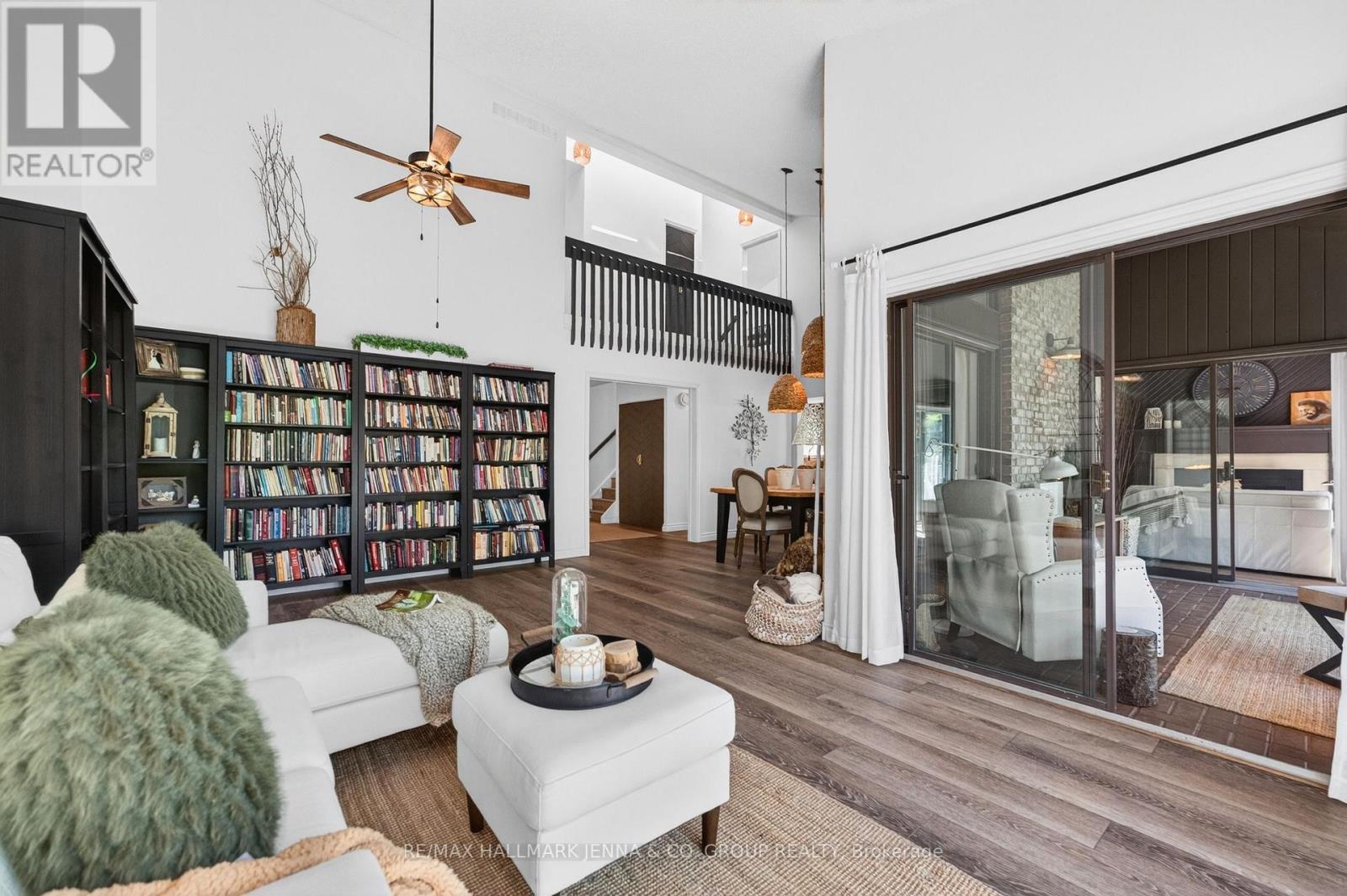 1214 Upton Road, Ottawa, ON - Indoor Photo Showing Living Room