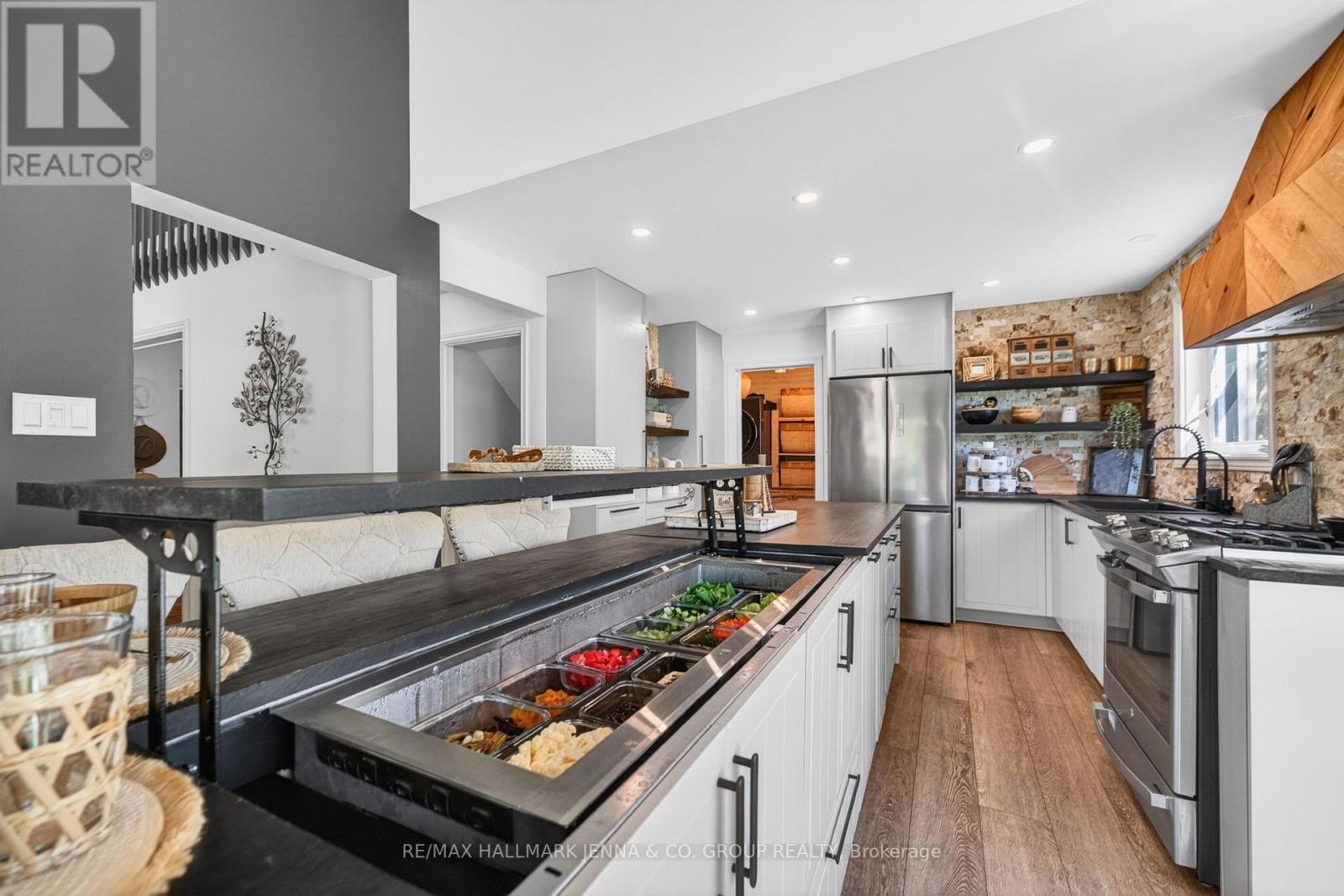 1214 Upton Road, Ottawa, ON - Indoor Photo Showing Kitchen With Upgraded Kitchen
