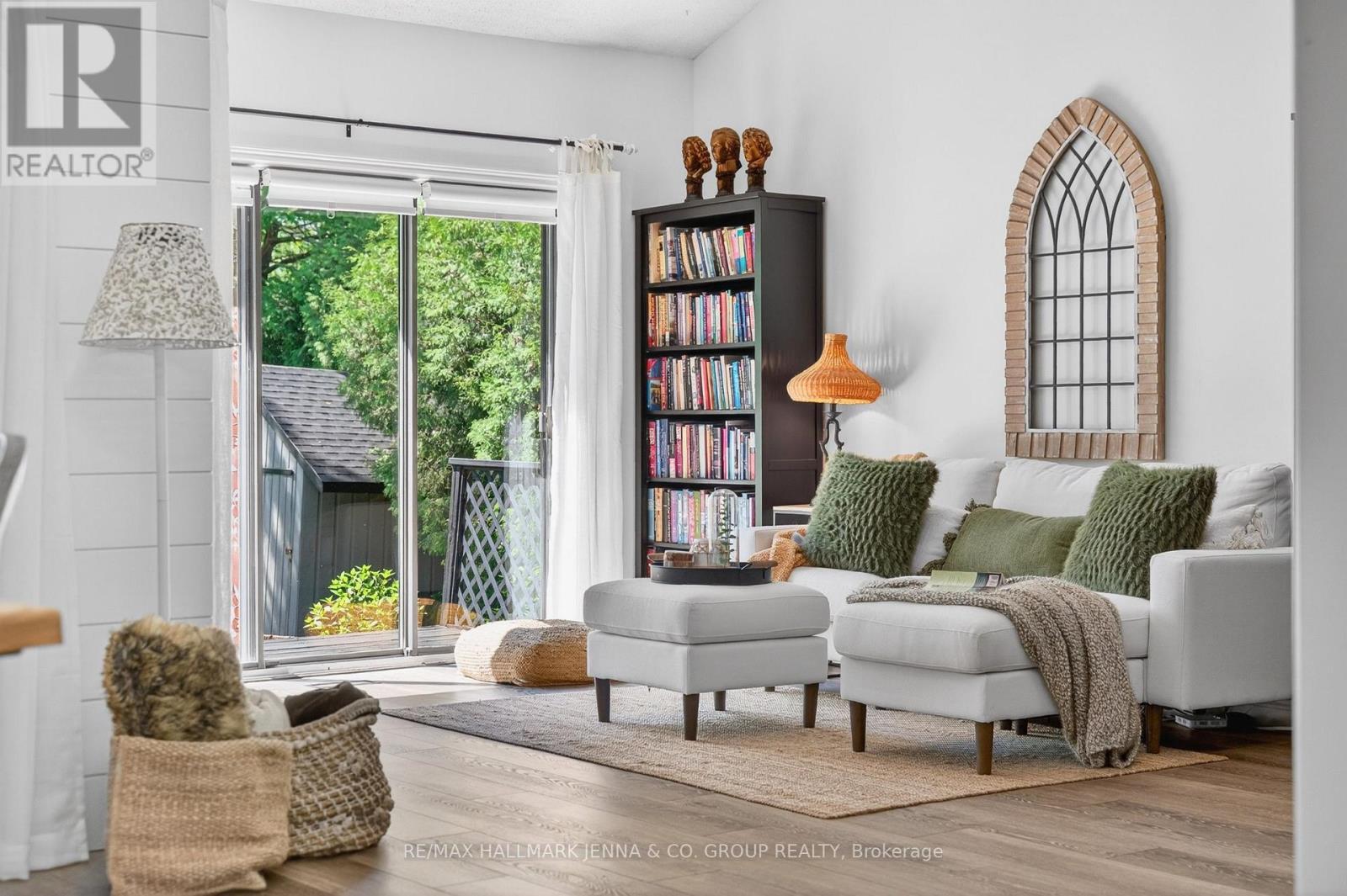 1214 Upton Road, Ottawa, ON - Indoor Photo Showing Living Room