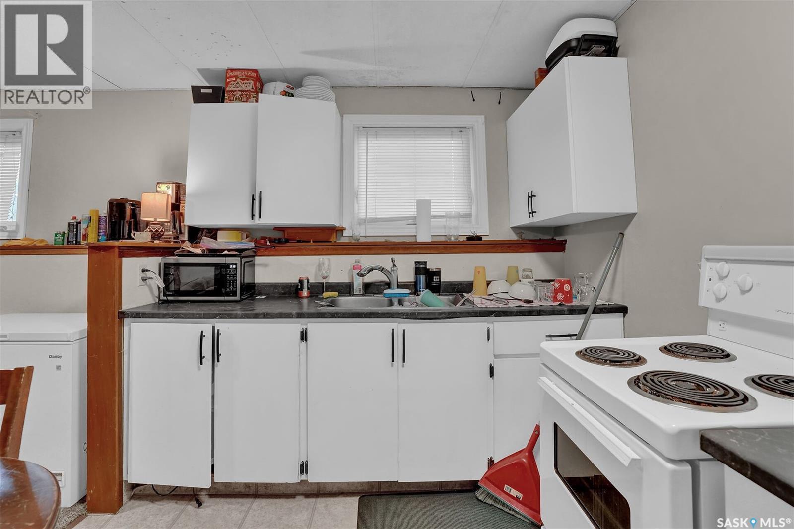 1409 Rothwell Street, Regina, SK - Indoor Photo Showing Kitchen With Double Sink