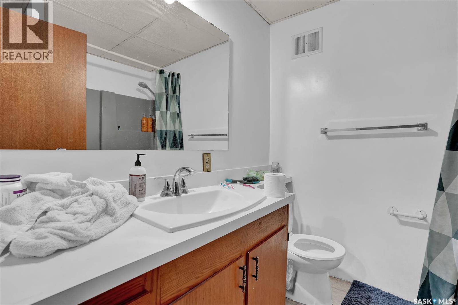 1409 Rothwell Street, Regina, SK - Indoor Photo Showing Bathroom
