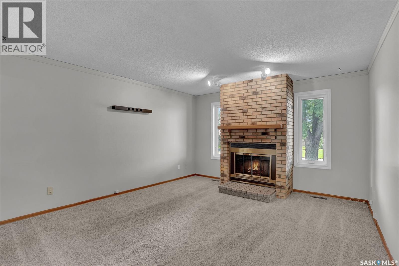 1409 Rothwell Street, Regina, SK - Indoor Photo Showing Living Room With Fireplace