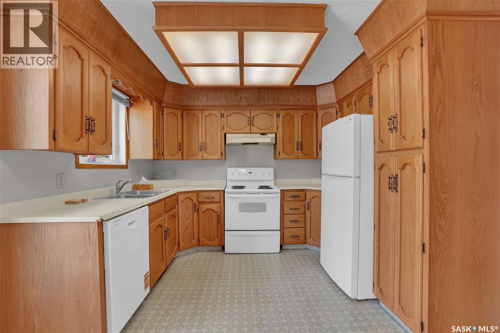 1409 Rothwell Street, Regina, SK - Indoor Photo Showing Kitchen With Double Sink