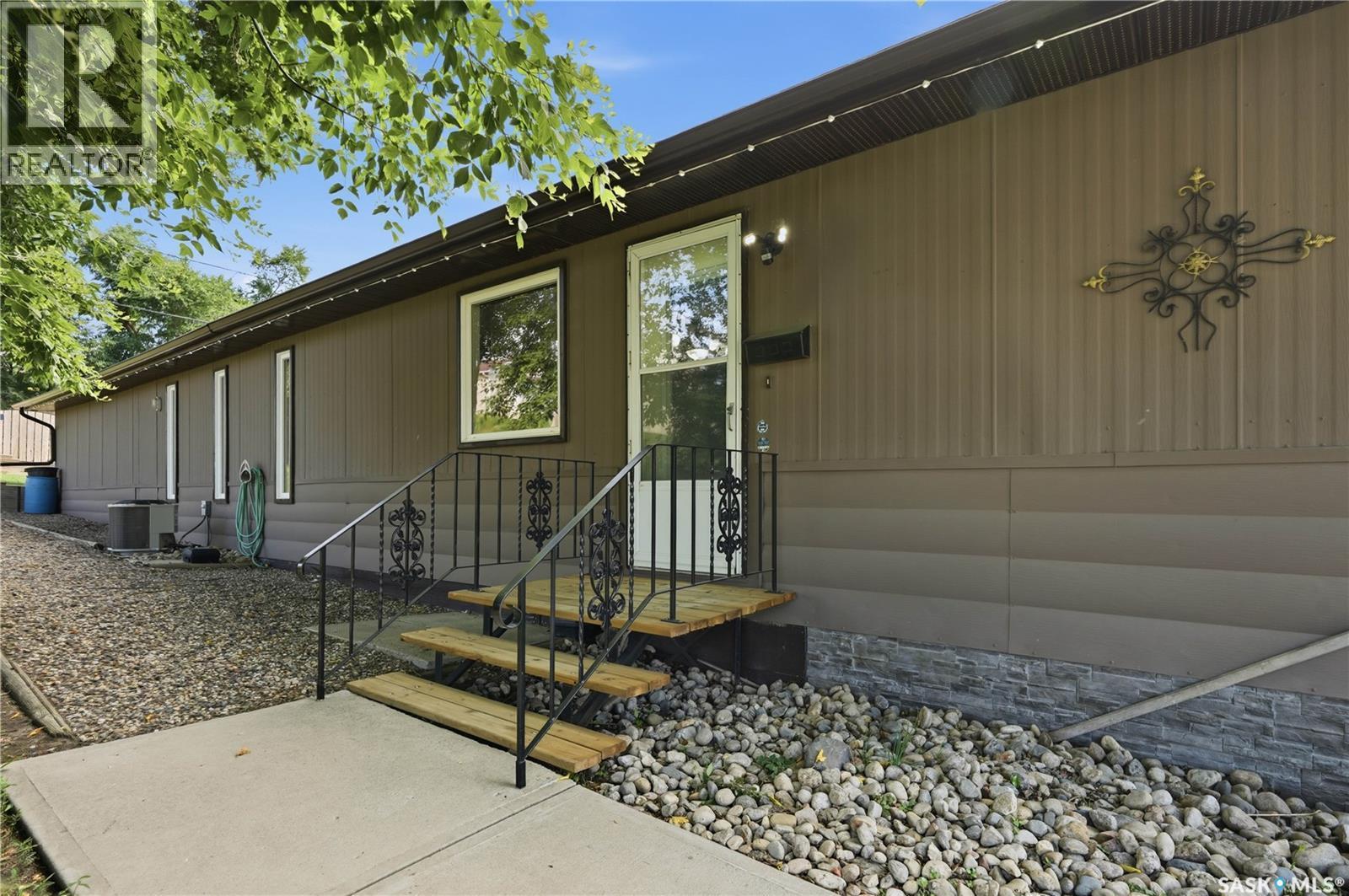 236 Osborne Avenue, Regina Beach, SK - Outdoor With Exterior