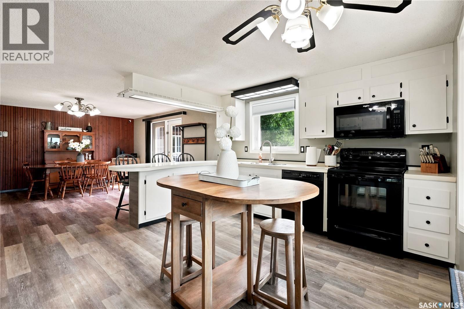 236 Osborne Avenue, Regina Beach, SK - Indoor Photo Showing Kitchen