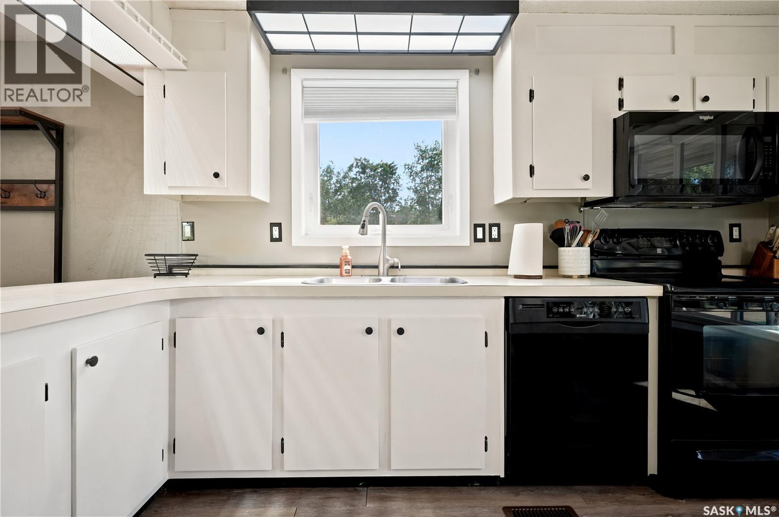 236 Osborne Avenue, Regina Beach, SK - Indoor Photo Showing Kitchen With Double Sink