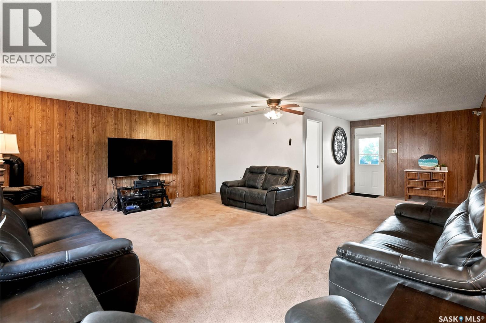 236 Osborne Avenue, Regina Beach, SK - Indoor Photo Showing Living Room