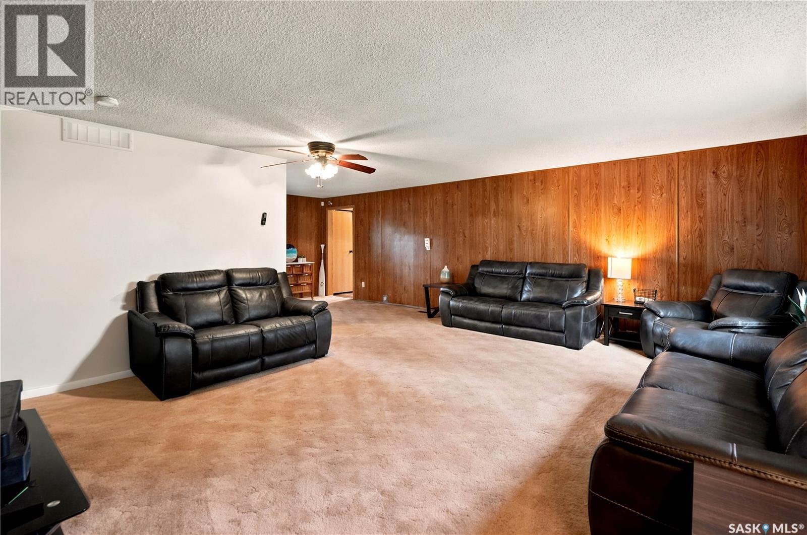 236 Osborne Avenue, Regina Beach, SK - Indoor Photo Showing Living Room